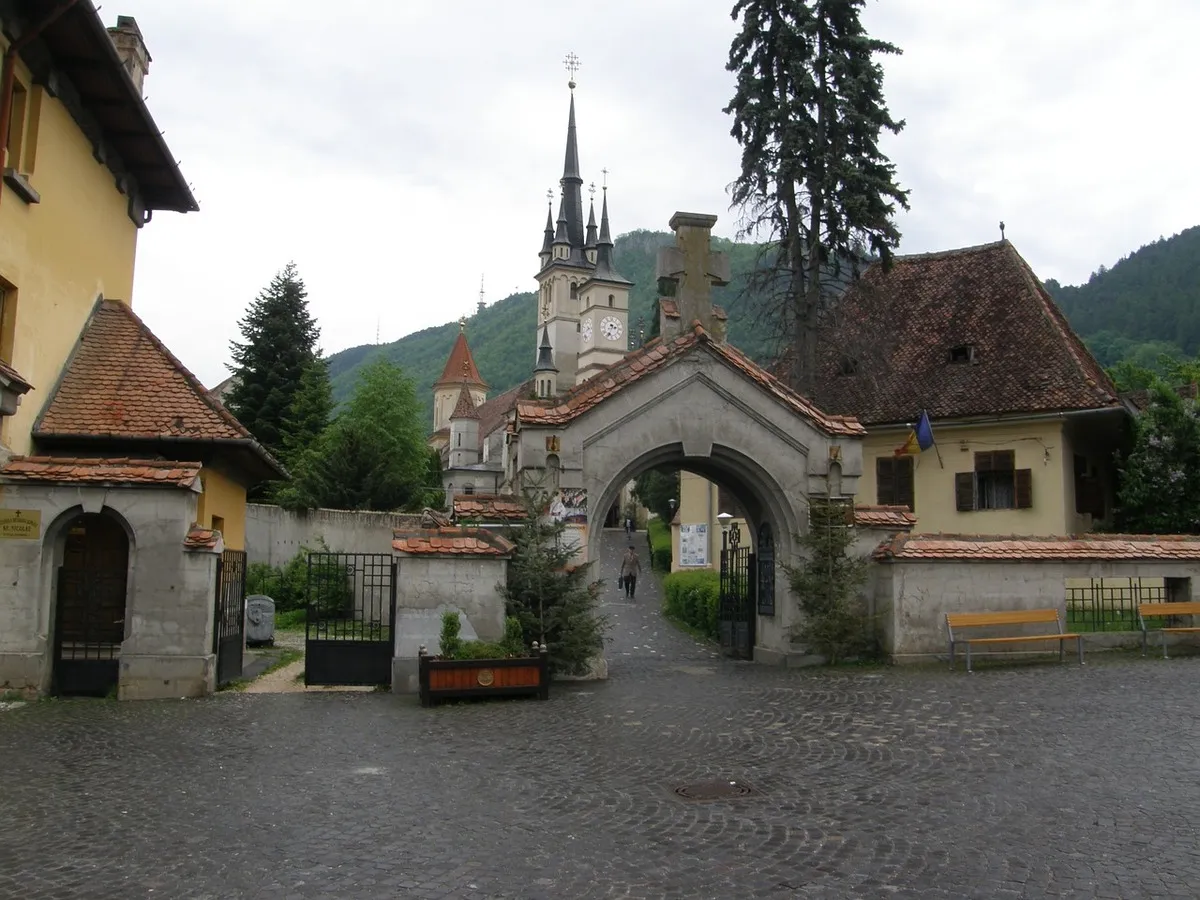La entrada a la Iglesia de San Nicolas y al cementerio judío.