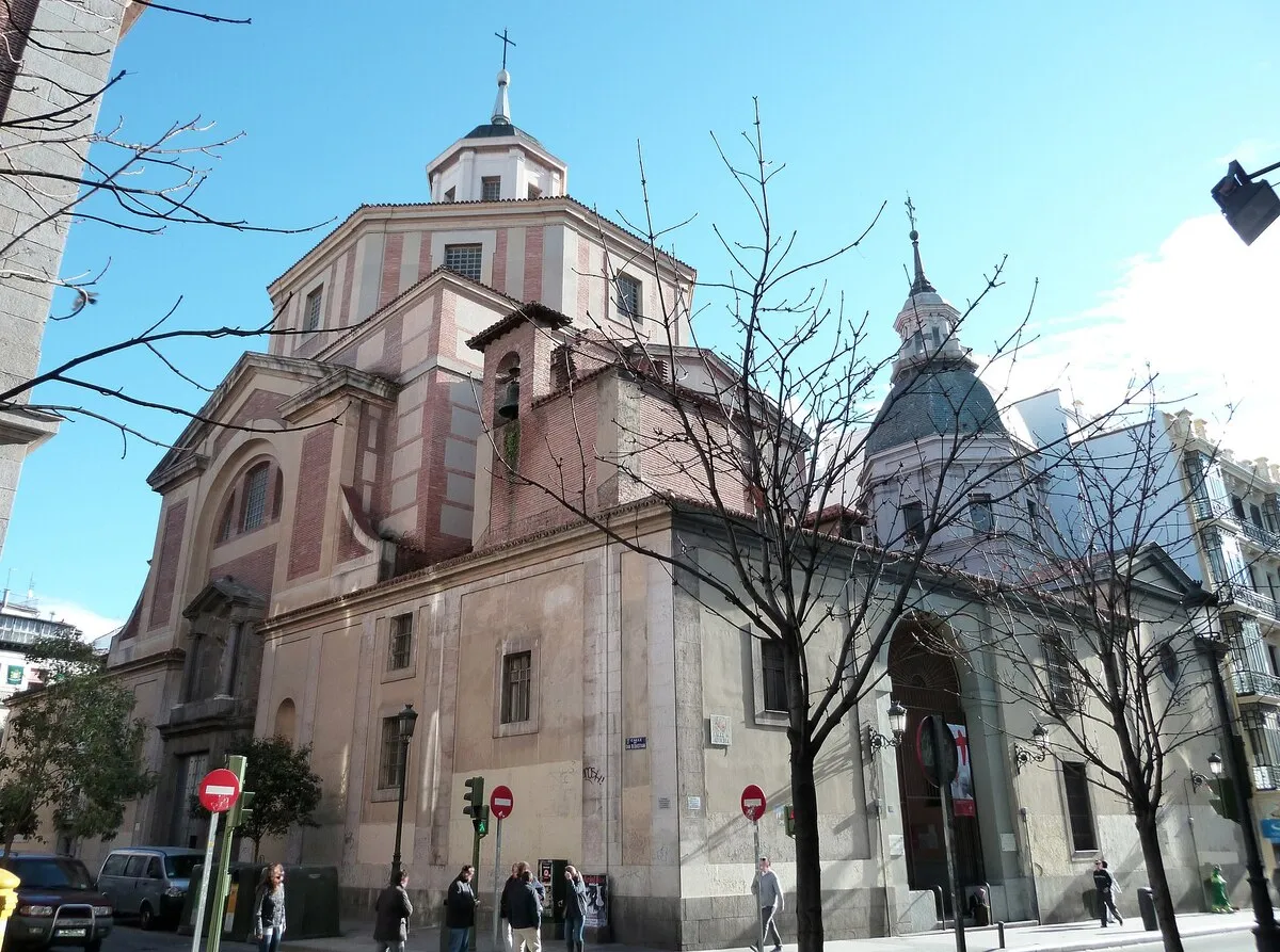 La fachada de la iglesia desde la calle Alcalá