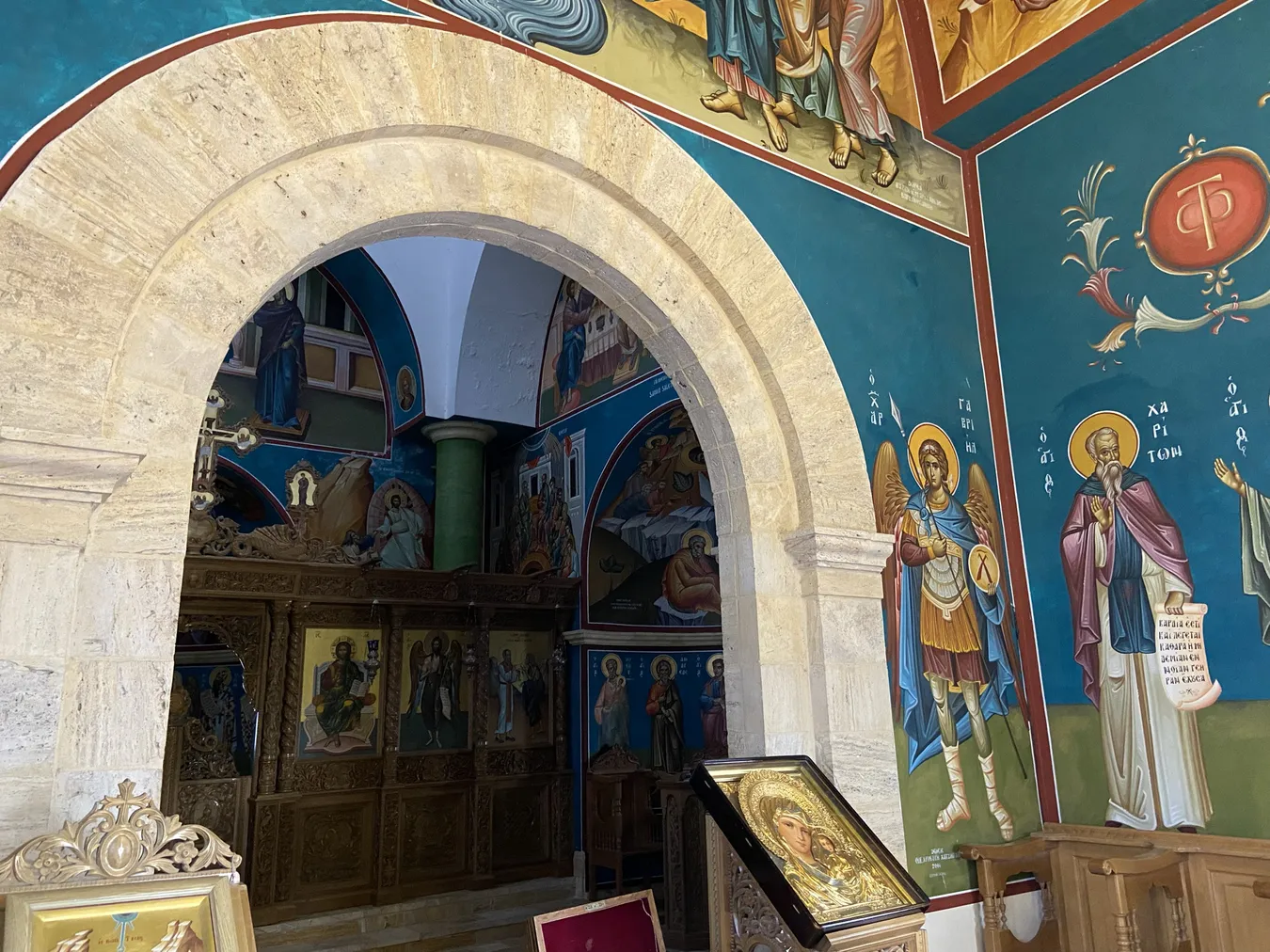 interior de la Iglesia San Juan Bautista a orillas del Jordán.