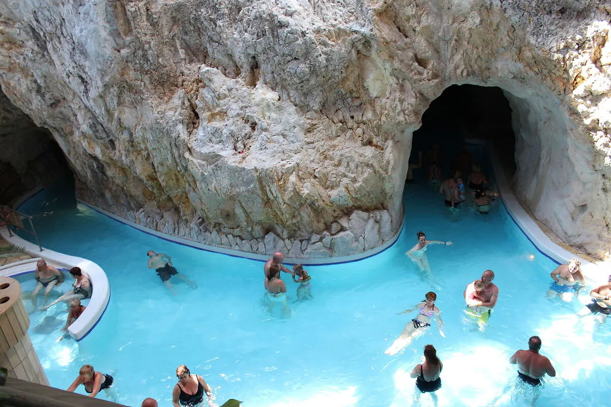 El interior de la cueva con una piscina grande