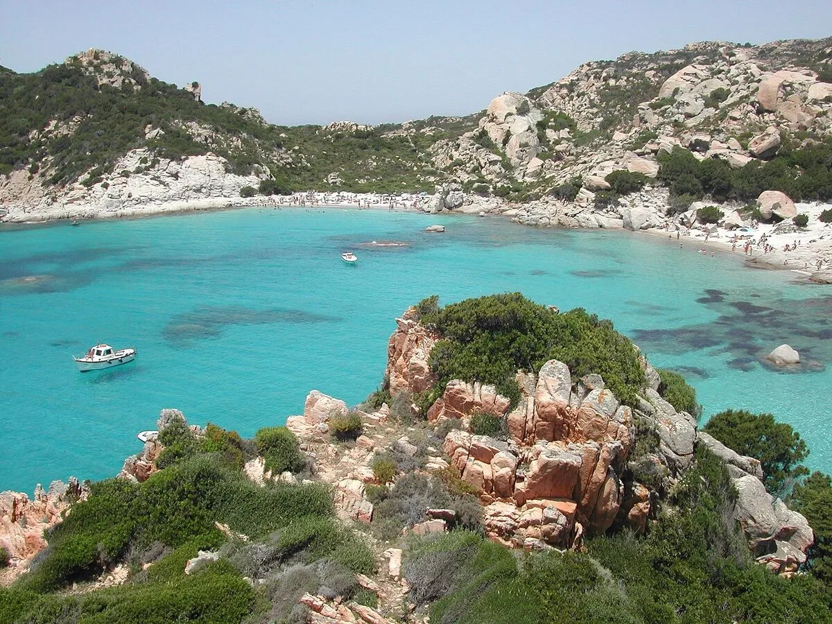 Vista panorámica de la isla de Spargi desde uno de los acantilados que hay enfrente de la playa con aguas cristalinas