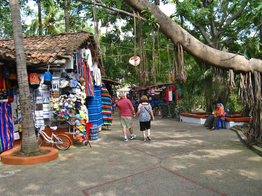 Puestos de venta en la Isla del Río Cuale, Zona romántica