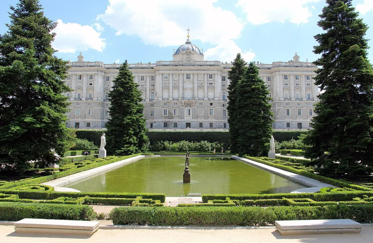 El estanque principal de los jardines de Sabatini con la fachada norte del palacio de fondo