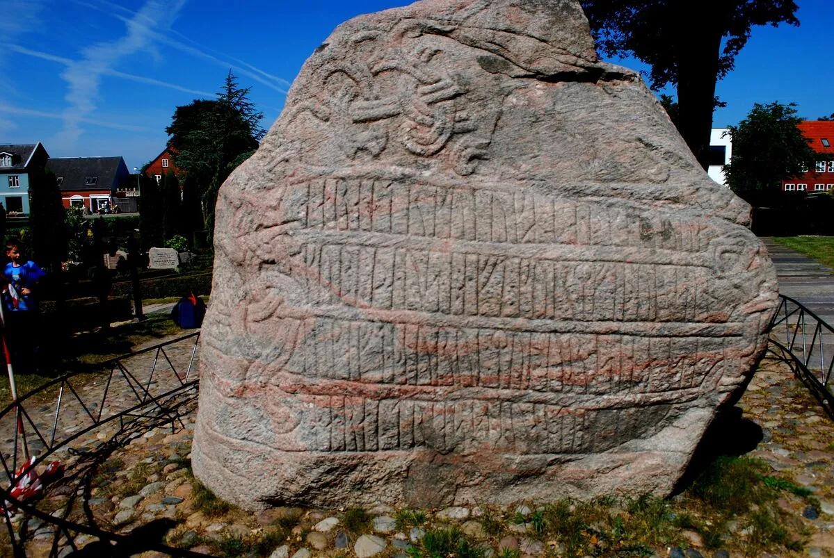 Una de las grandes piedras donde se encuentra una inscripción escrita en runas vikingas