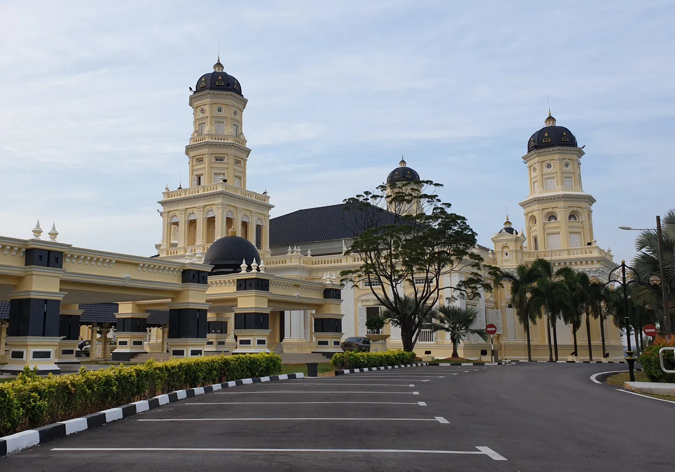 https://commons.wikimedia.org/wiki/File:Masjid_Sultan_Abu_Bakar_21.jpg