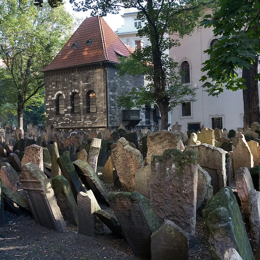 Lápidas del cementerio judío de Praga.