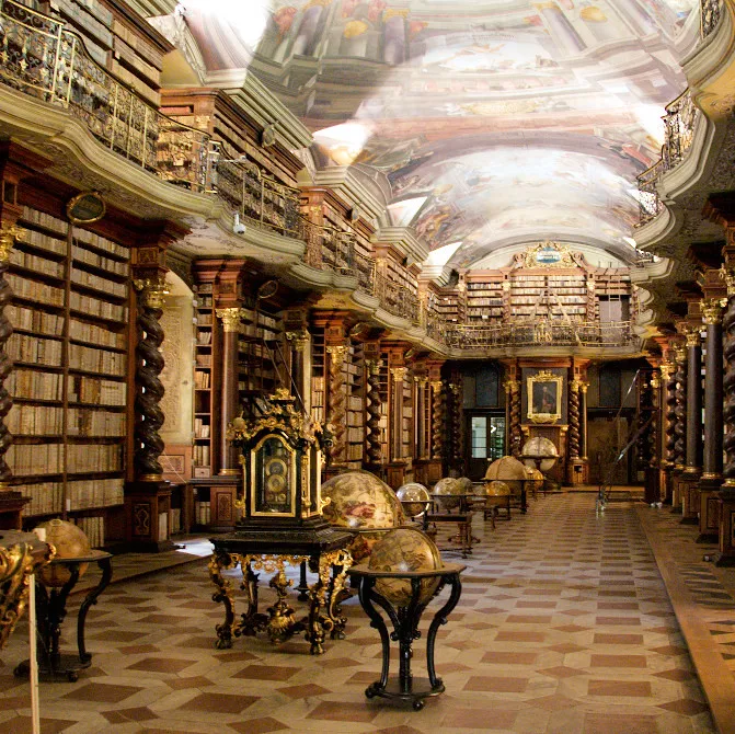 Interior de la biblioteca barroca situada en el Klementinum de Praga.