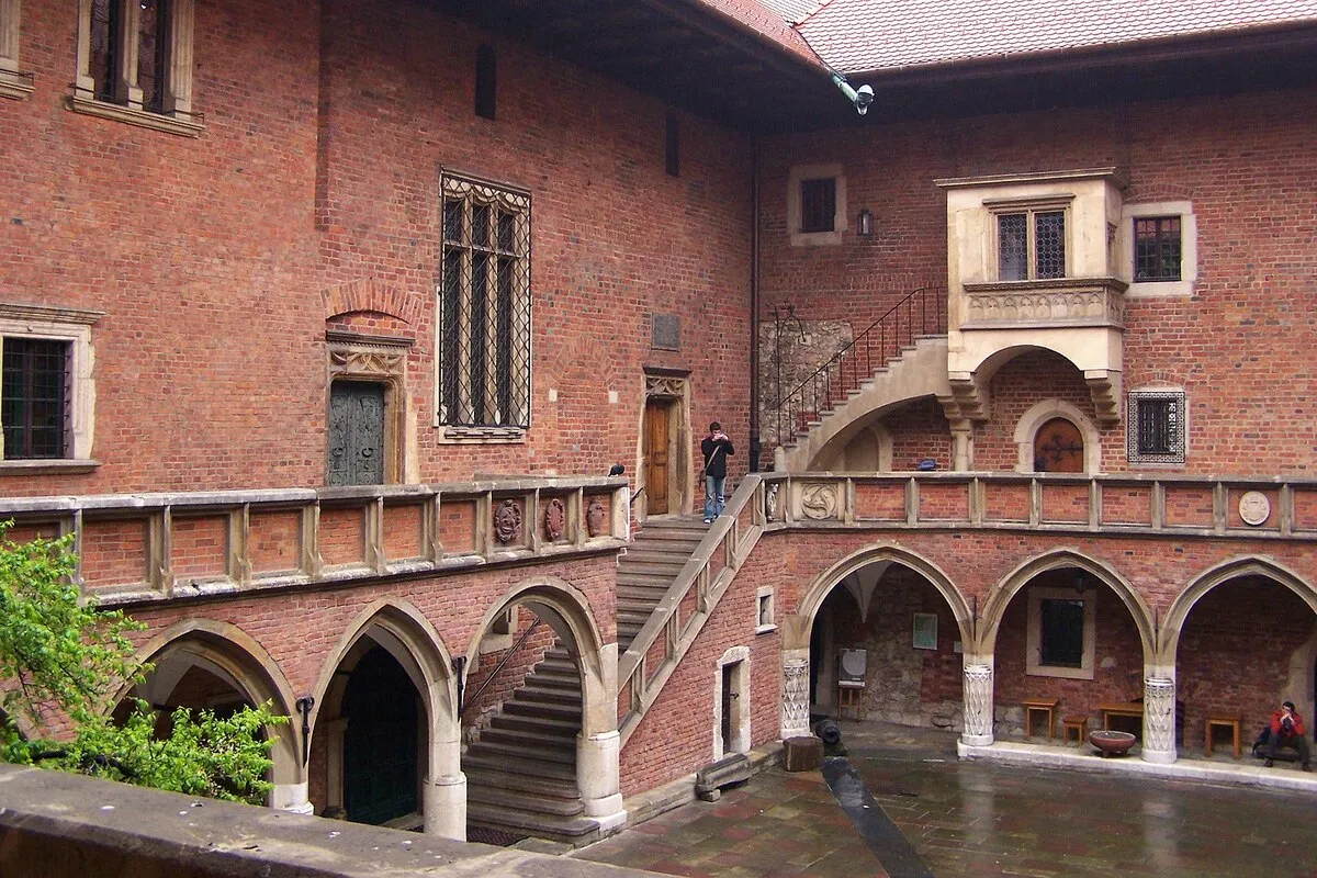 El interior del Collegium Maius de ladrillo y con escaleras que te llevan a la parte superior