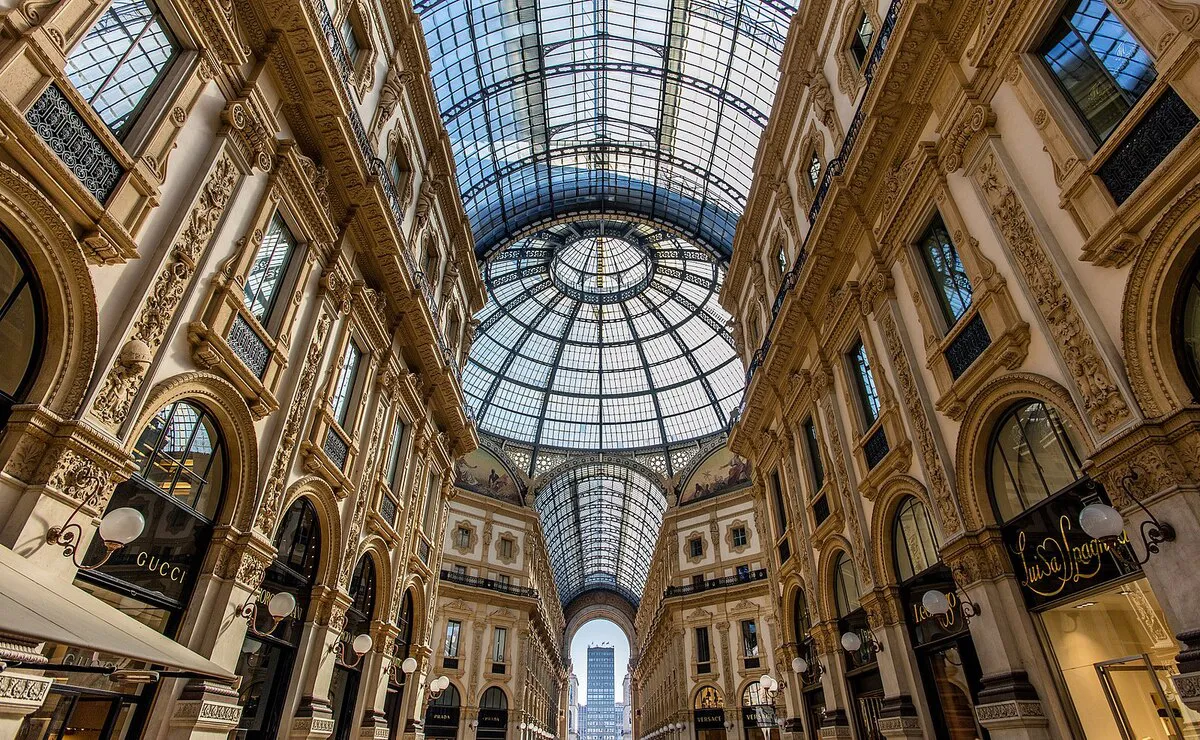 El interior de la Galería Vittorio Emanuele II con su techo abovedado de cristal