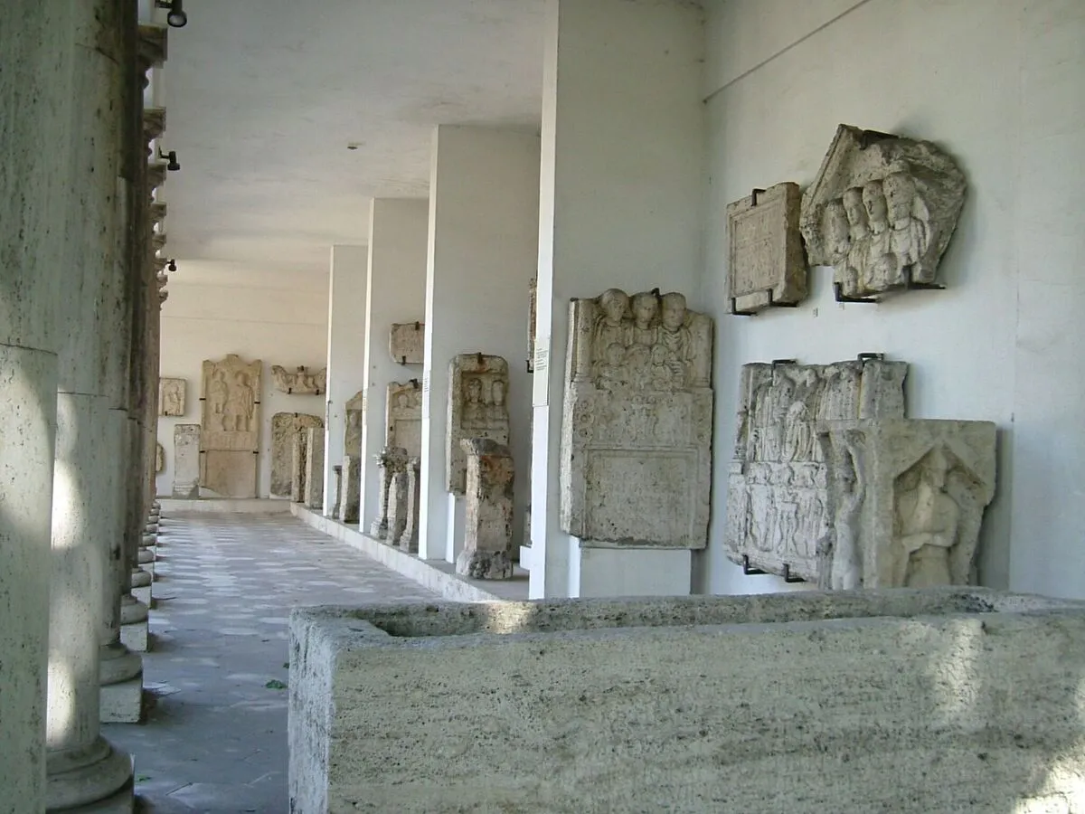 Uno de los pasillos del interior del museo, lleno de columnas y restos de las lapidas de los reyes