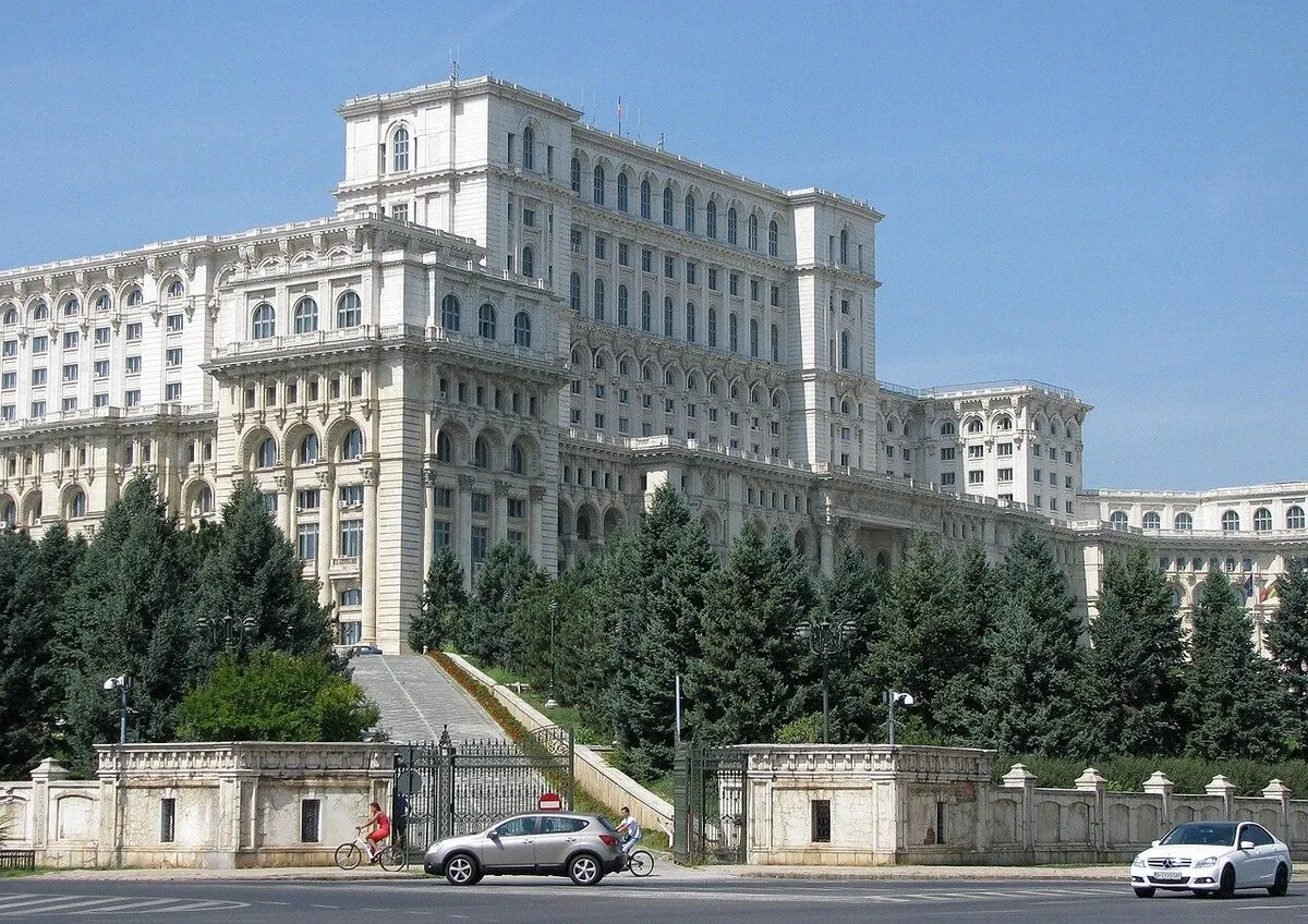 Uno de los laterales del palacio del Parlamento Rumano