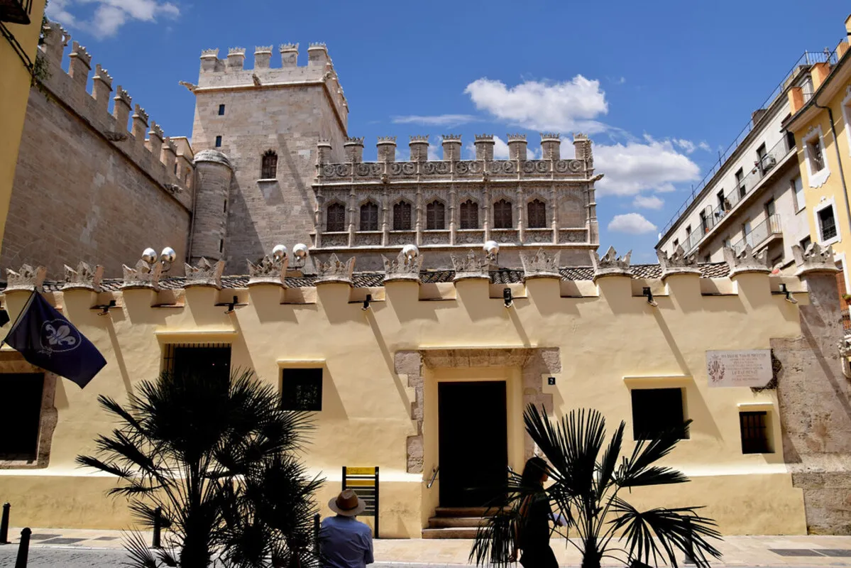 La fachada principal de la fortaleza, con la torre principal de fondo