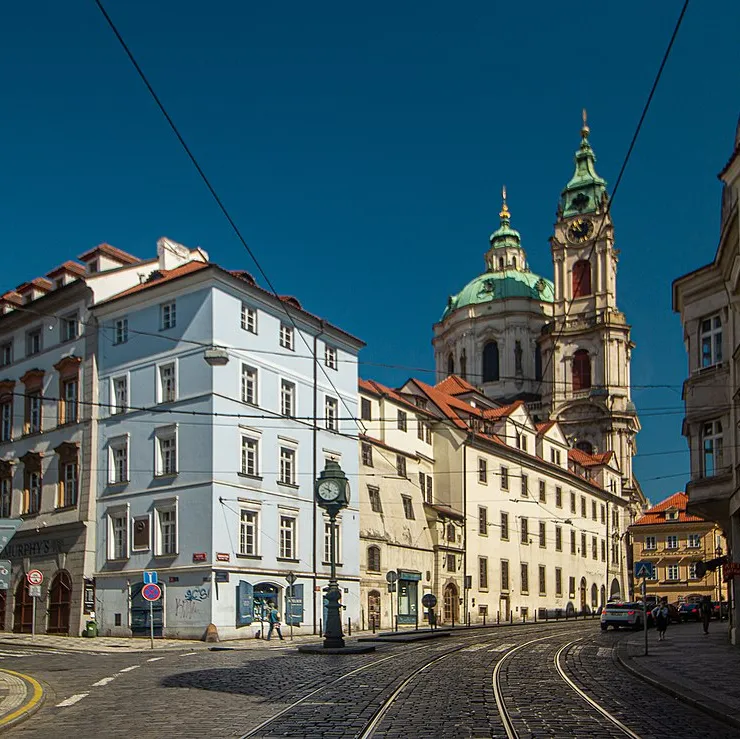 Cruce de calles en el barrio de Malá Strana, Praga.