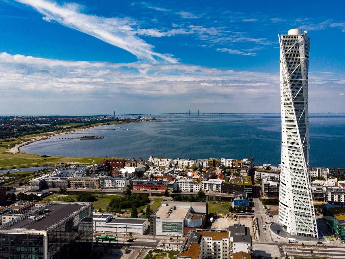 Una panorámica de la ciudad con el rascacielos Turning Torso y el mar Báltico de fondo