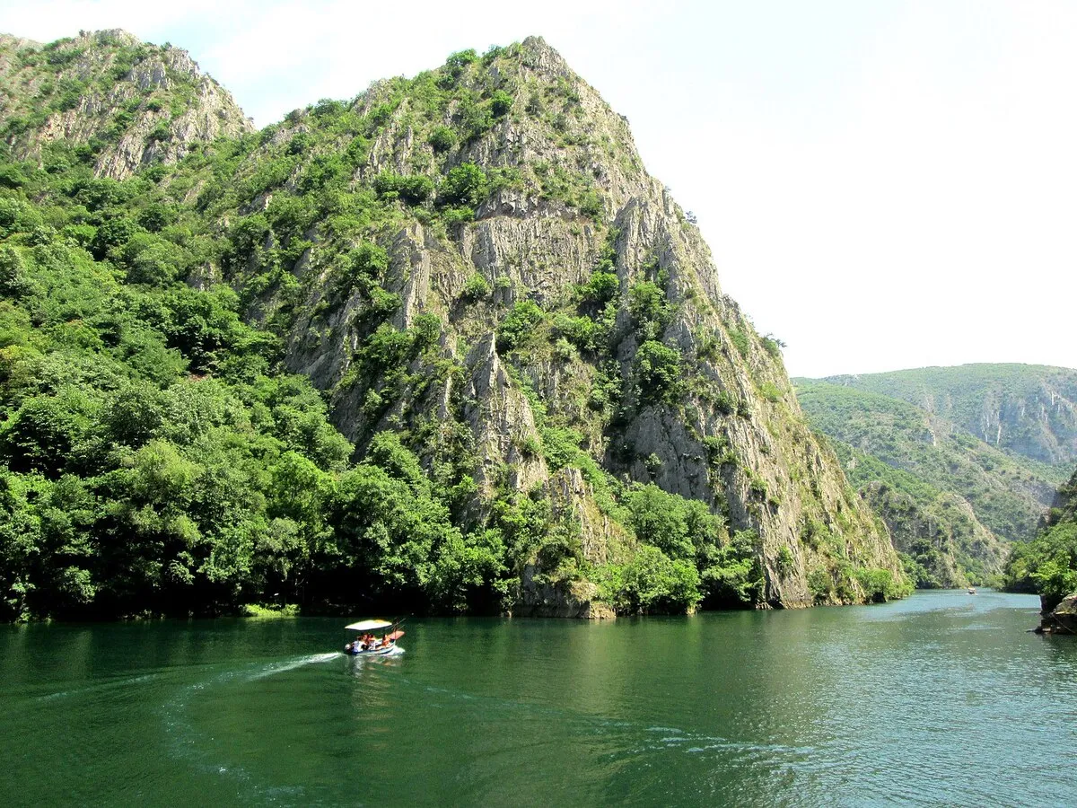 Vista panorámica de una de las montañas del cañón con el lago y un barco navegando