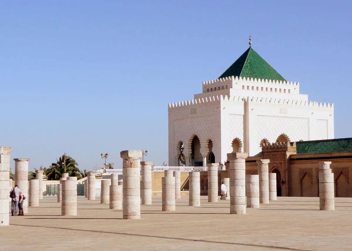 Panorámica del Mausoleo en la plaza rodeado de pequeñas columnas