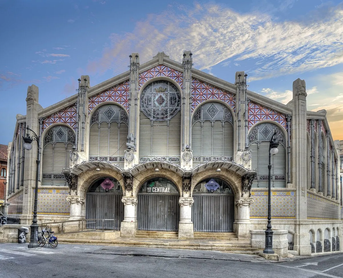 La fachada principal del mercado de estilo modernista y vidrieras de colores