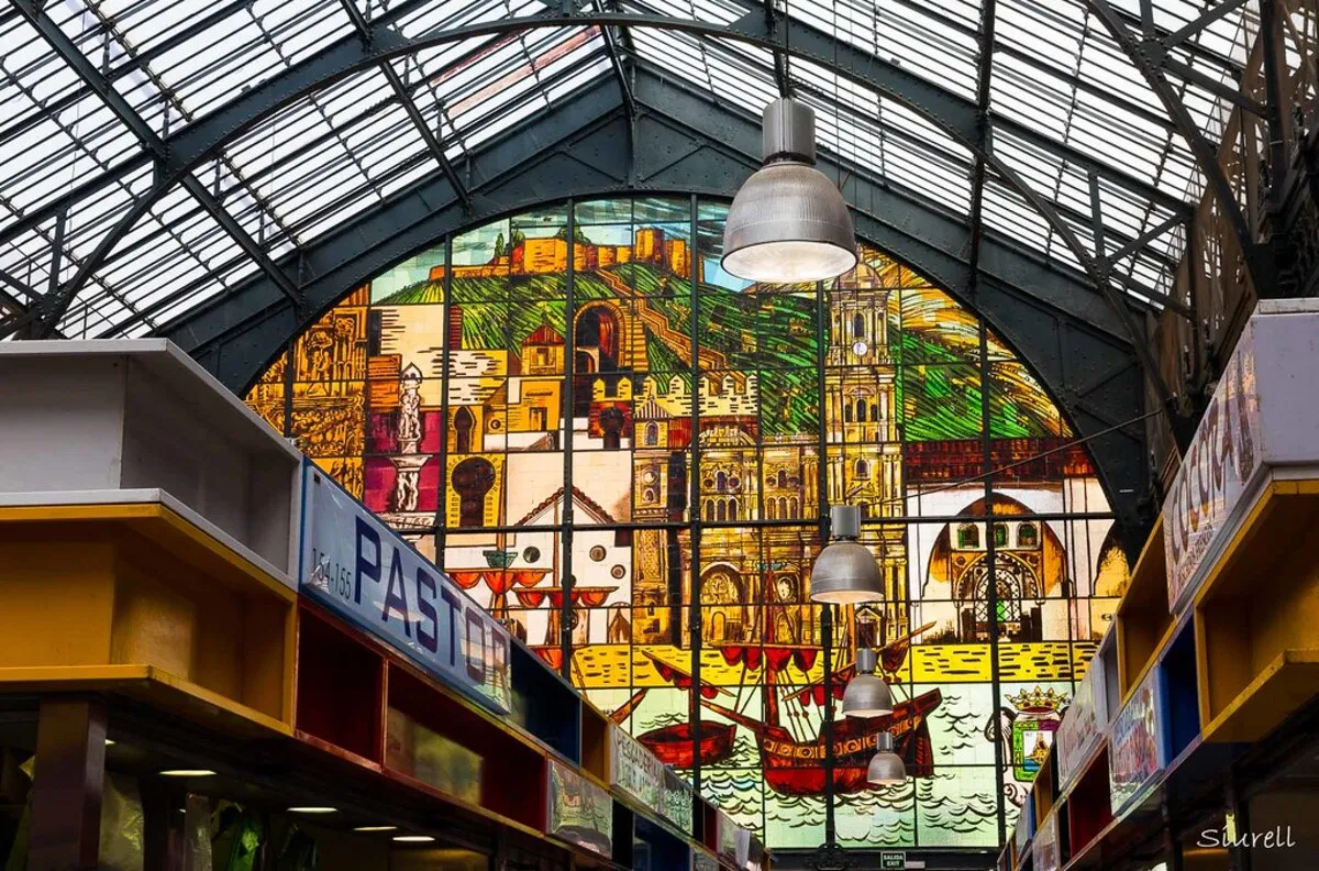 La vidriera principal del mercado con un dibujo de la ciudad de Málaga