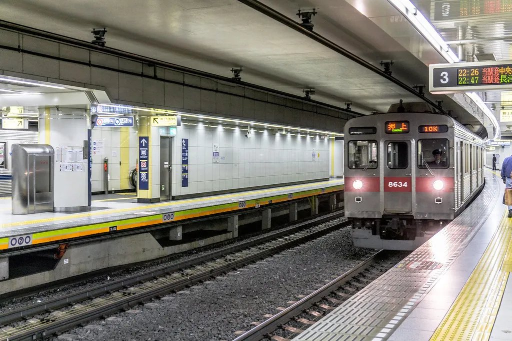 Imagen de un metro llegando a una estación de Tokio.