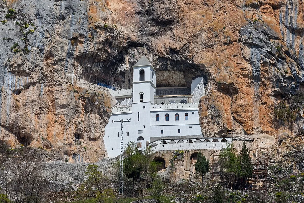 Vista frontal del monasterio entre la montaña y dentro de la cueva