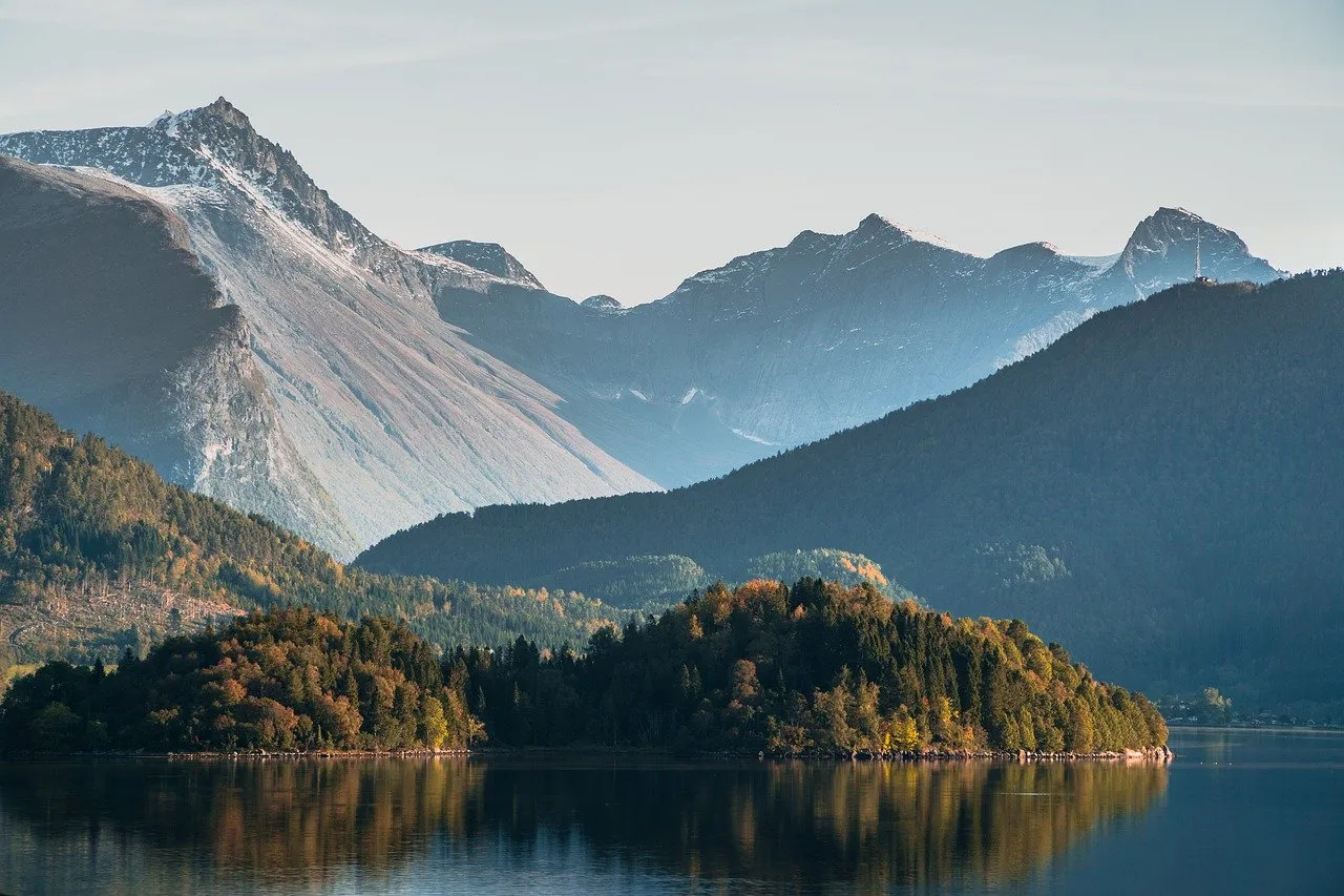 Paisaje de montañas noruegas