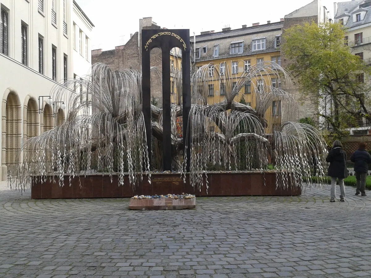 El monumento de los judias es un arbol del que cuelgan miles de nombres de judíos que murieron en la Segunda Guerra Mundial