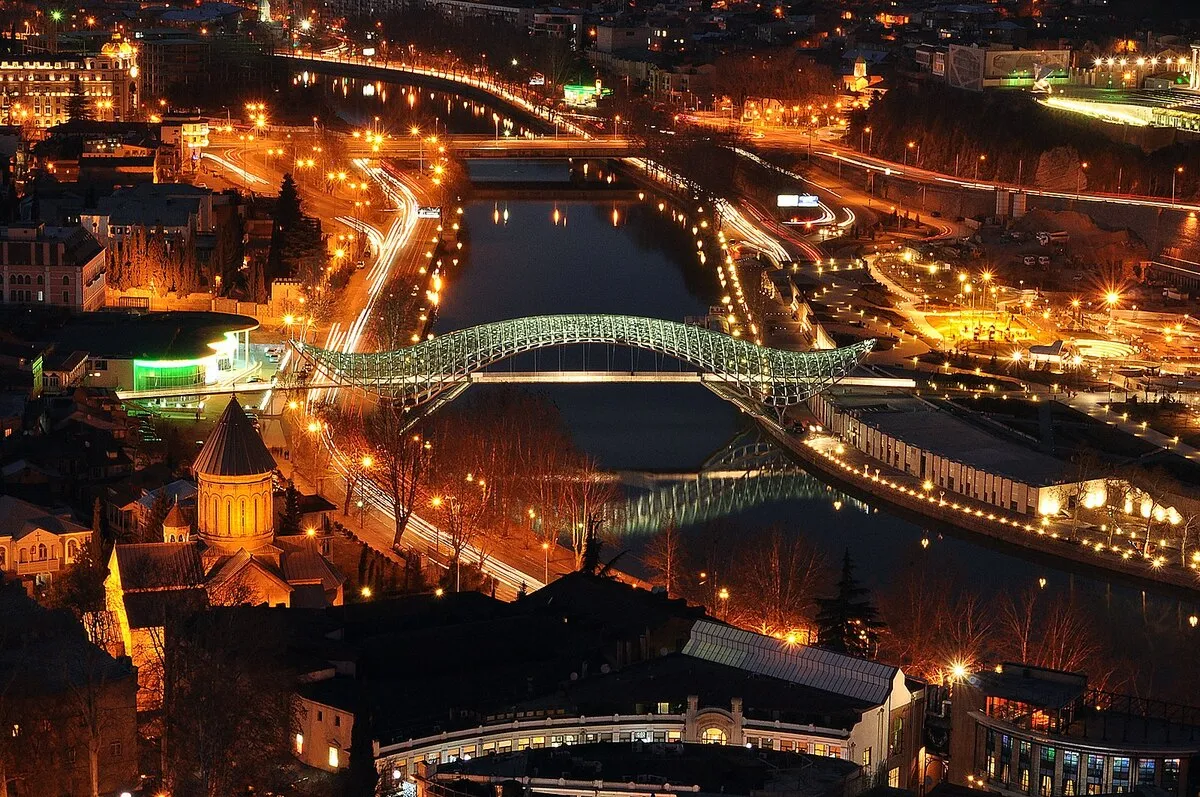 Panorámica del Puente de la Paz obra del famoso Calatrava y ubicado en medio de la capital de Georgía