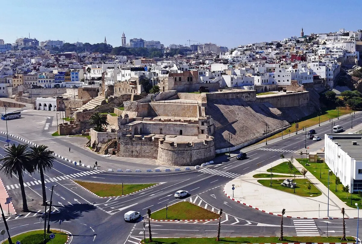 Panorámica del centro de la ciudad de Tanger con la muralla rodeandolo
