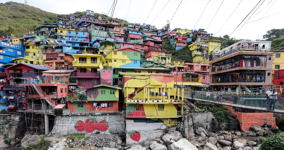 Panorámica de las casas pintadas formando un gran muro de colores