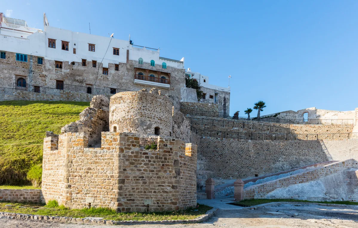 La muralla que rodea el centro de la ciudad de Tánger