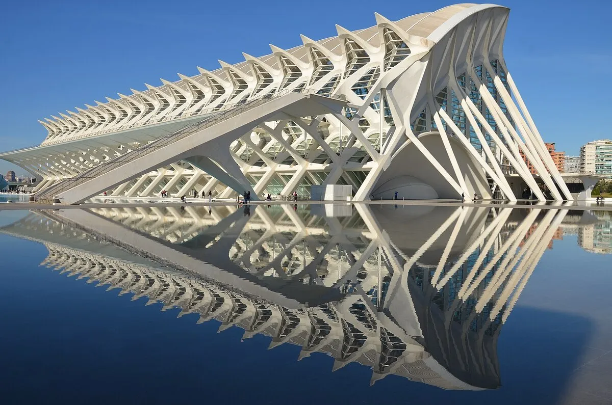 Impresionante panoramica del edificio reflejado sobre el agua cristalina del lago artificial que le acompaña