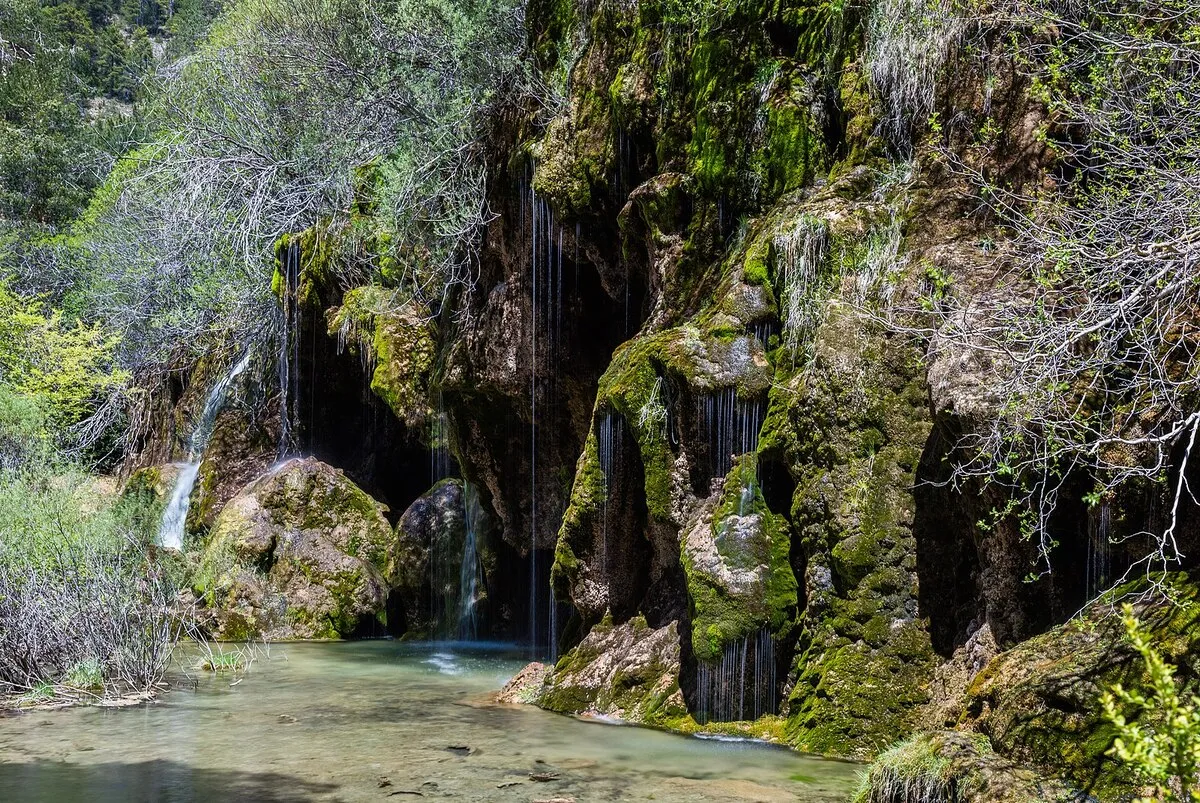 Las cascadas con mo verde en las rocas