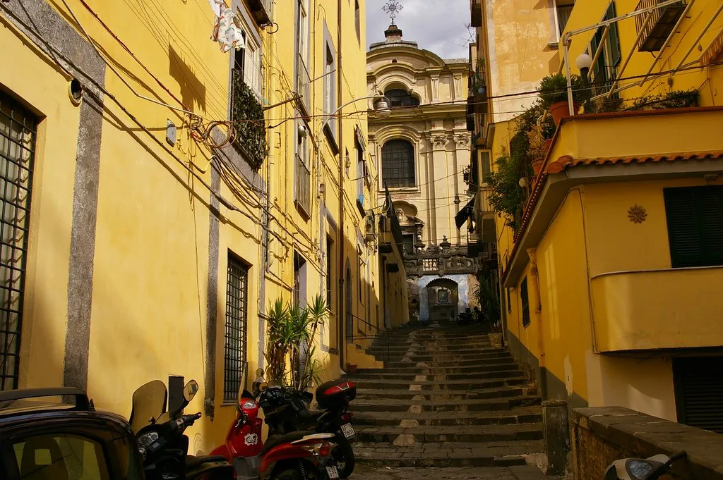 Calle del centro histórico de Nápoles.