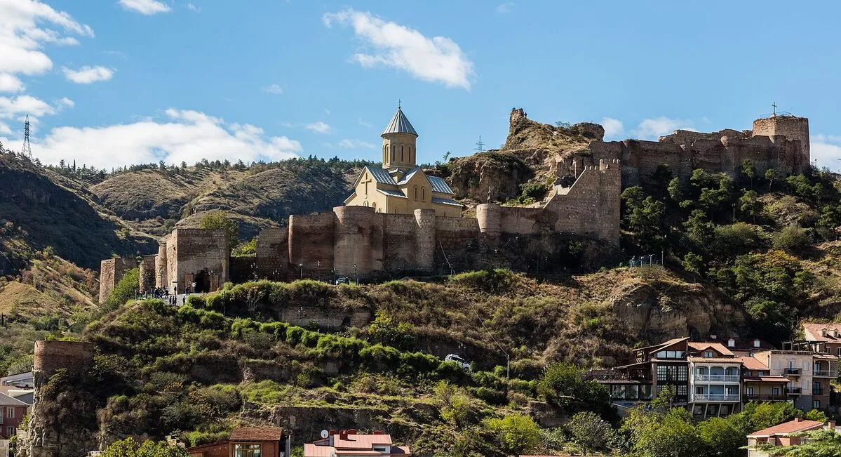 Panorámica de la fortaleza de Narikala presiciendo la ciudad de Tifilis