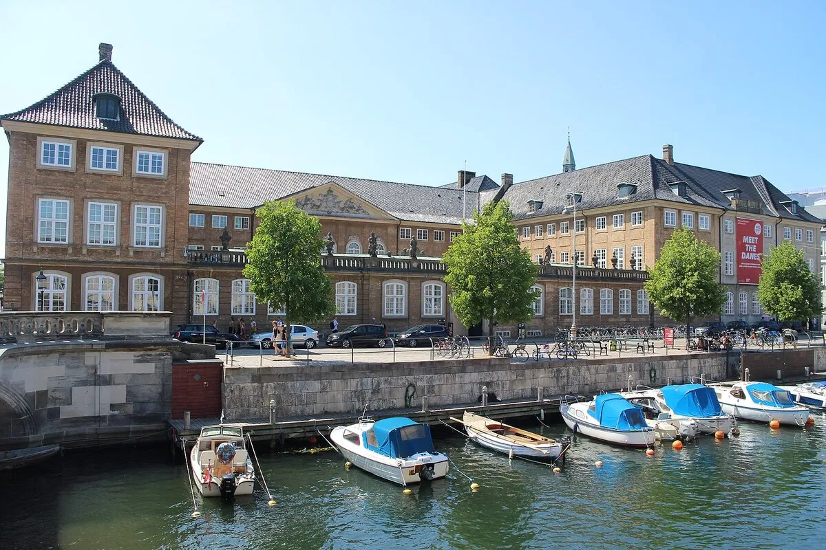La entrada principal del museo junto a uno de los canales de ciudad con barcos aparcados