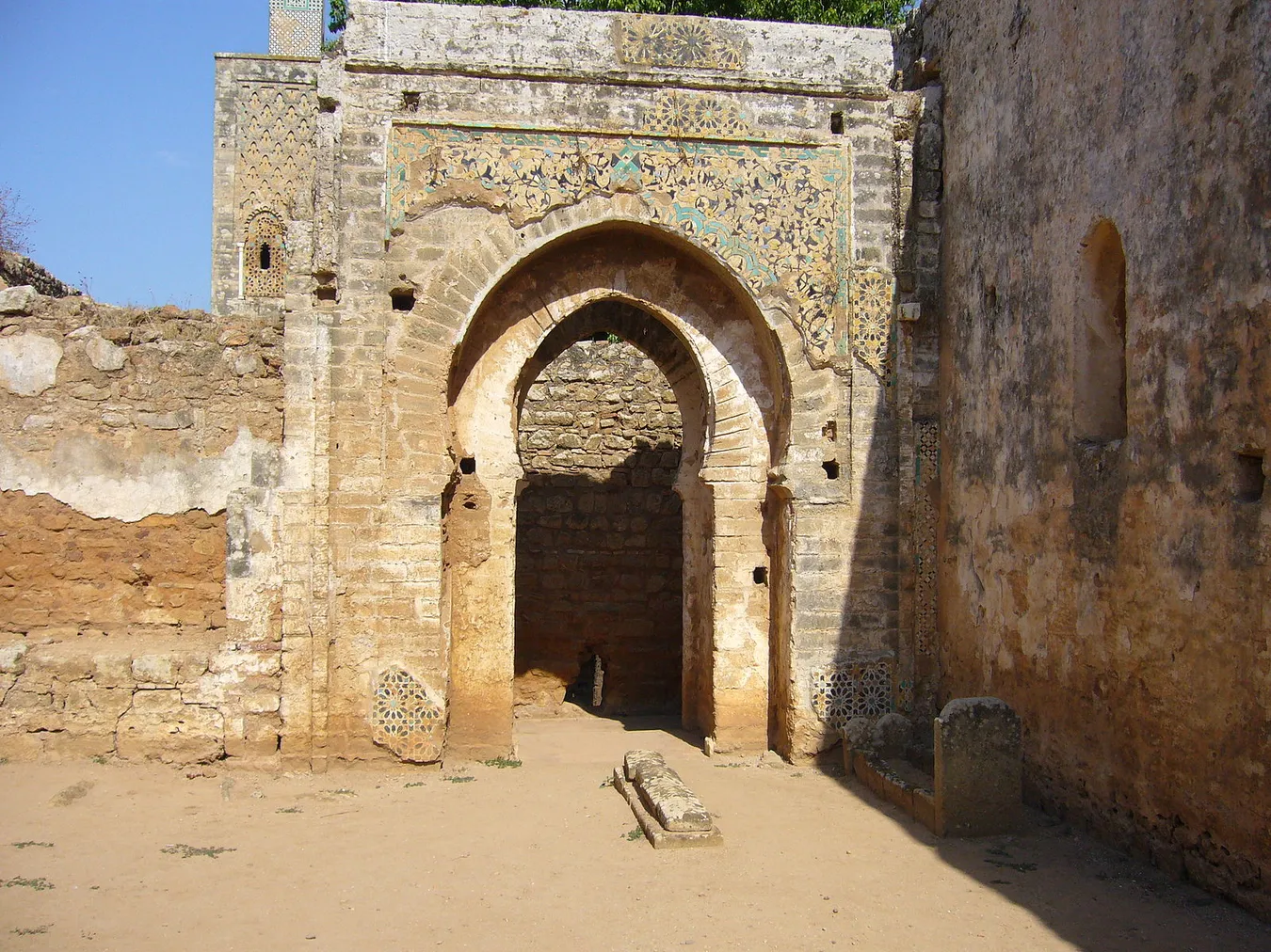 La entrada principal de la muralla de la necrópolis