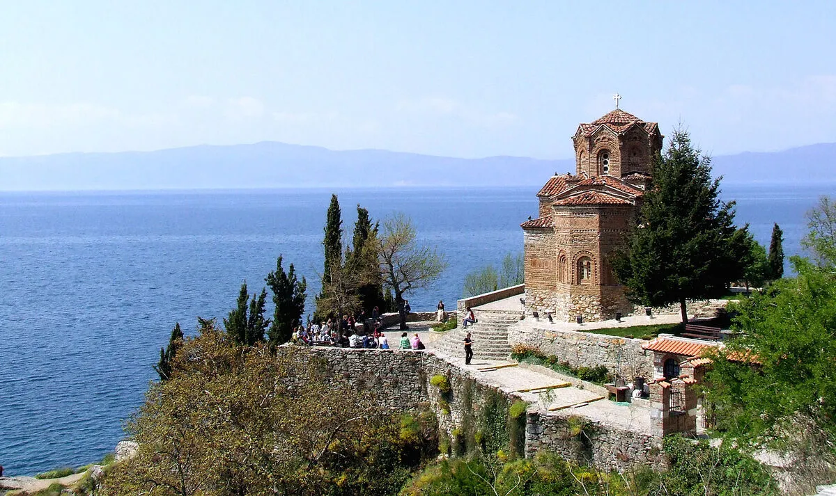 Panorámica del precioso castillo de Ohrid con gente a su alrededor