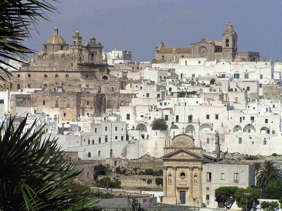 El casco histórico de la ciudad, repleta de casas blancas que rodean la Catedral de Santa María Assunta