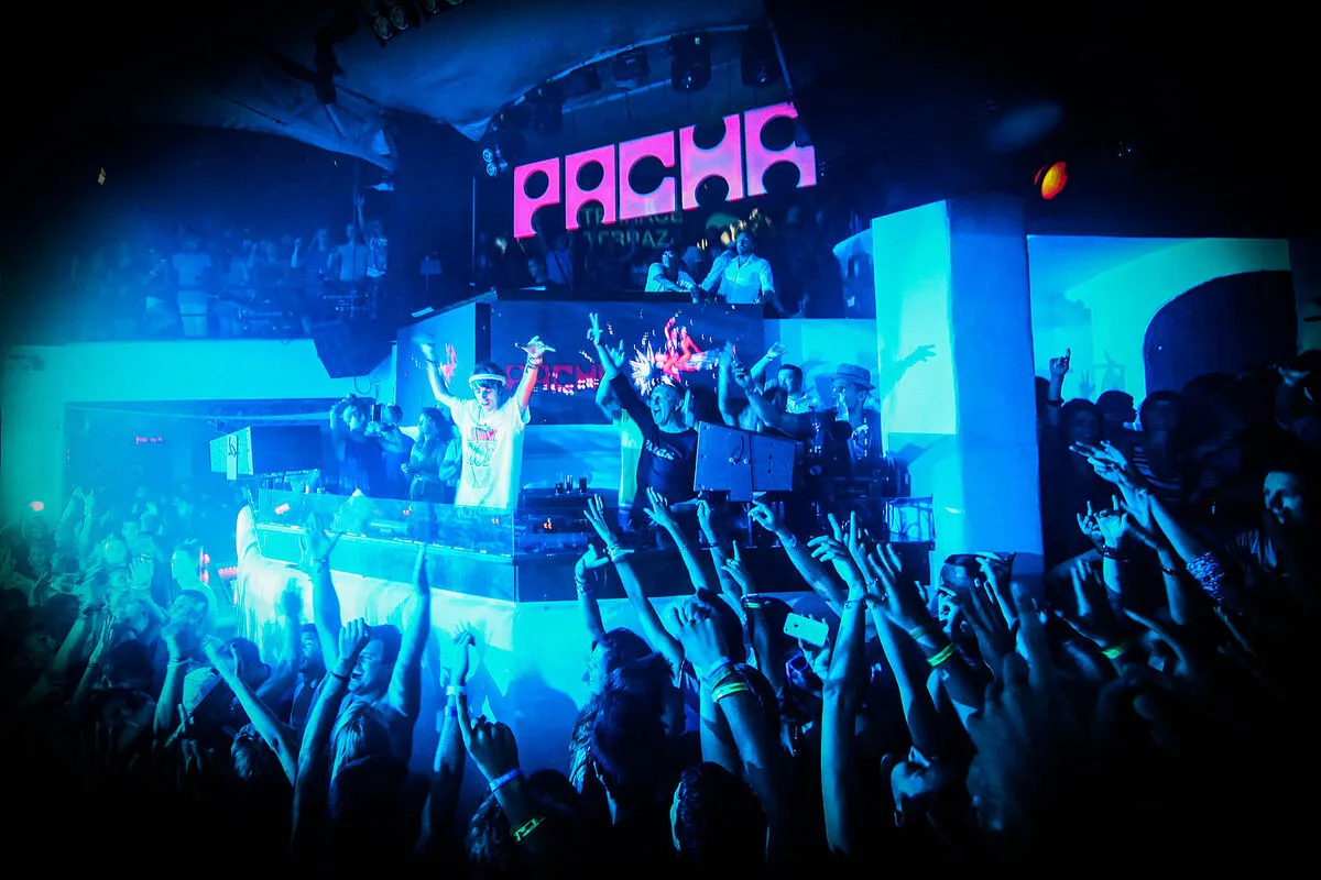 El interior de la discoteca con la cabina del dj al fondo y el logotipo de Pacha justo arriba