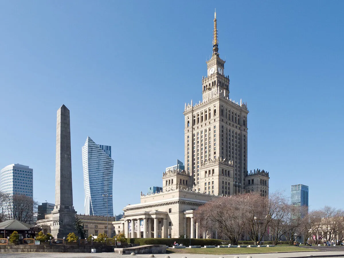 Panorámica del enrome Palacio de la Cultura junto con los edificios modernos de al ciduad