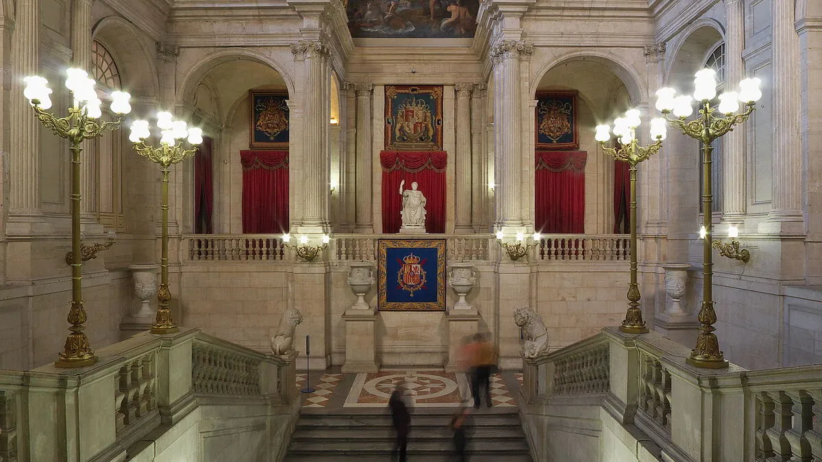 Las escaleras principales del Palacio Real de frente con la estatua del rey Carlos IV de fondo
