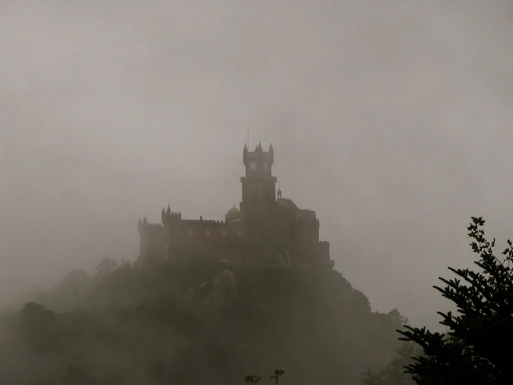 Panorámica del Palacio da Pena tras la niebla.