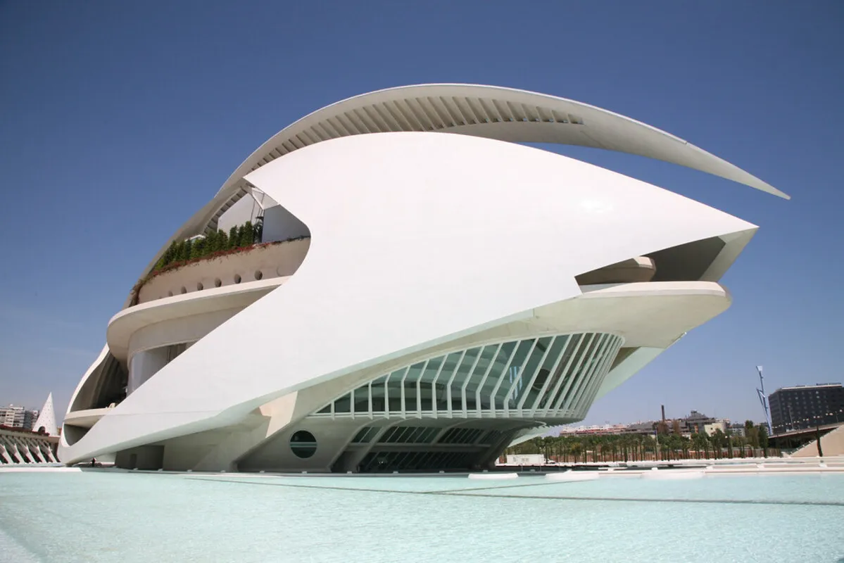 Panoramica del edificio con forma de barco y el lago artificial alrededor