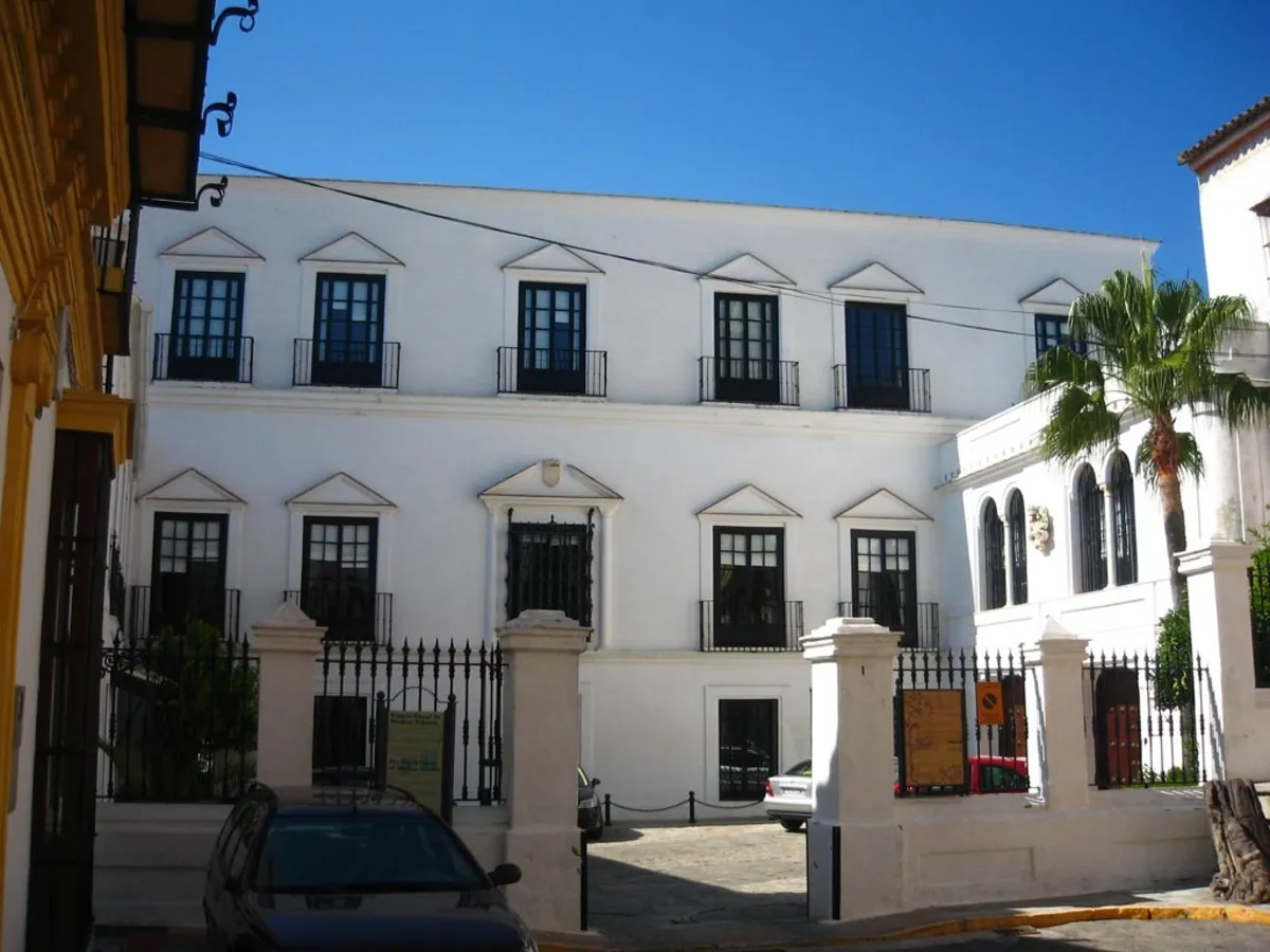 La fachada principal blanca de Las Covachadas