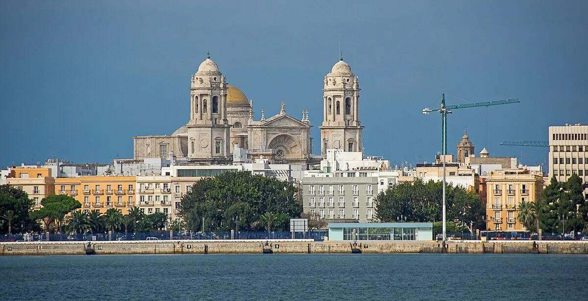 Panorámica de la ciudad de Cádiz con la catedral rodeada de edificios al lado del mar
