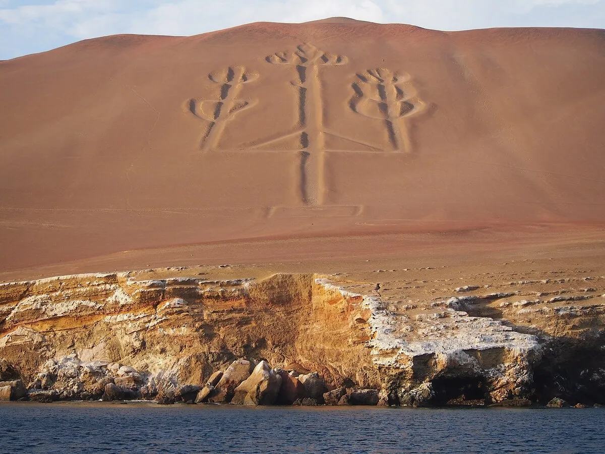 Panorámica de la arena del desierto con el candelabro dibujado