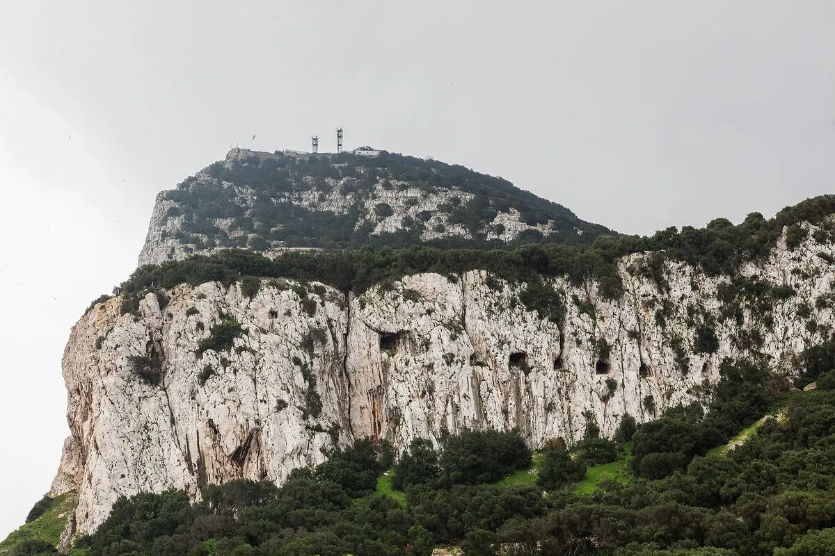 Primer plano de el peñon durante un día nublado