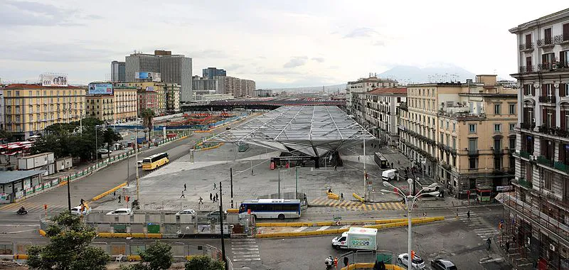 Panorámica de Piazza Garibaldi, Nápoles.