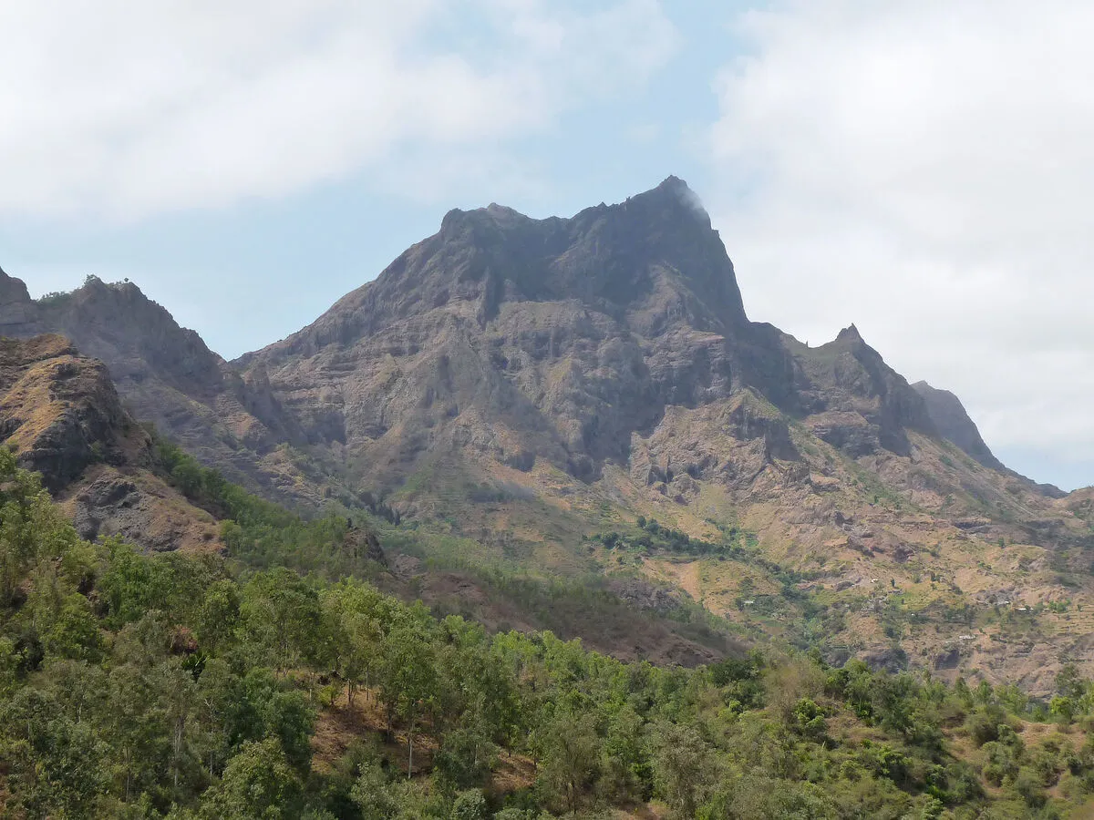 Panoramica del pico de Antonia, rodeado de frondosa vegetación