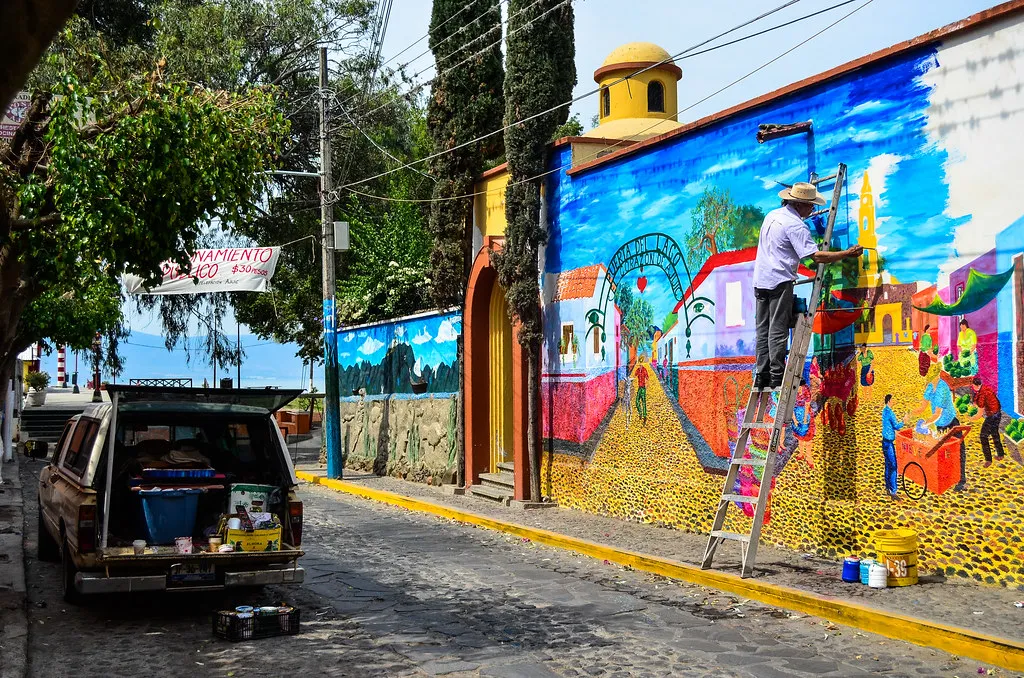 Un pintor decorando las calles empedradas de Ajijic